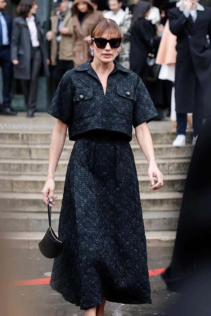 Frau in Black-on-Black Jacquard-Set