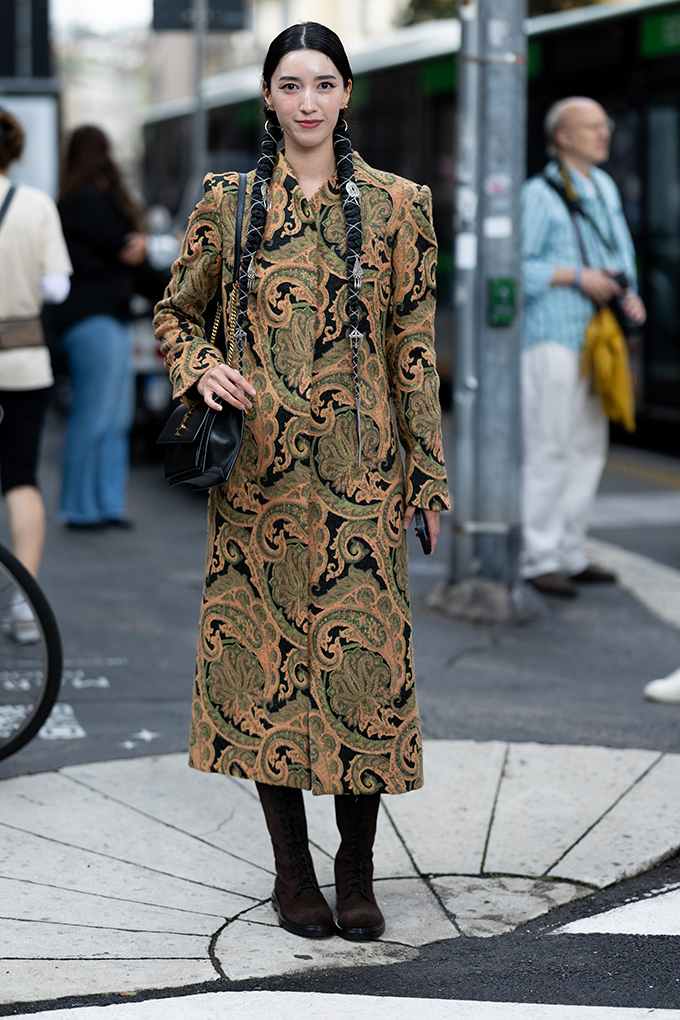 Junge Dame in langem Mantel im Vintage-Look