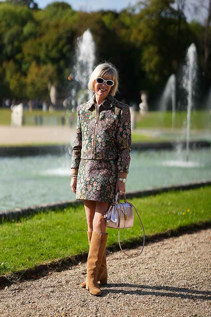 Frau in Parkanlage trägt matching Floral Set plus Suede Boots