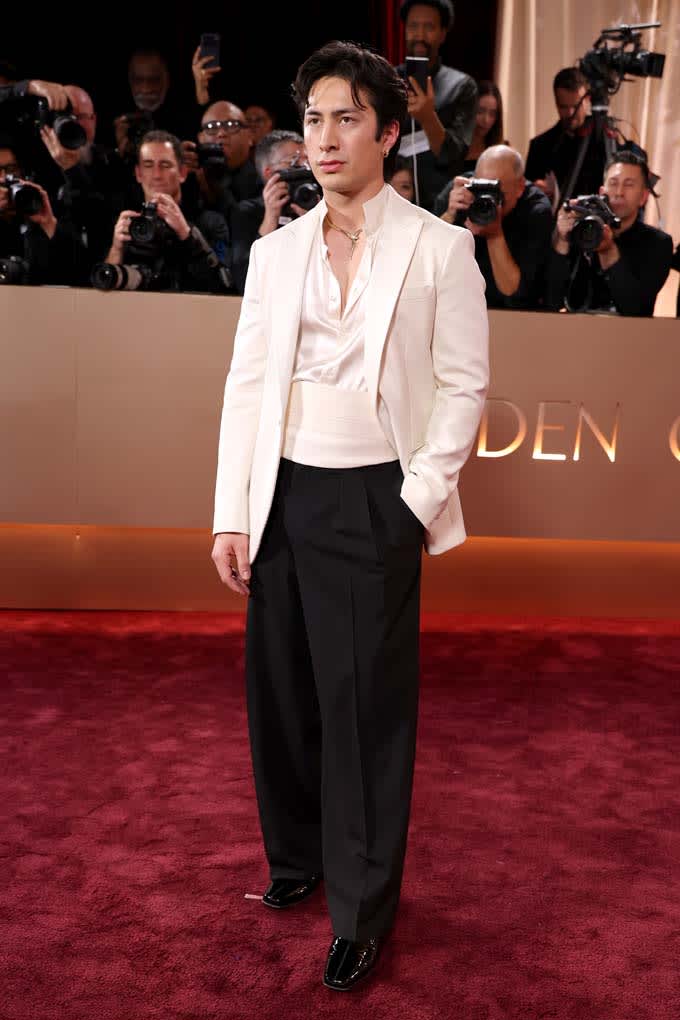 Schauspieler Hudson Williams, bei den Golden Globes 2026, in schwarz-weißem Giorgio Armani-Anzug