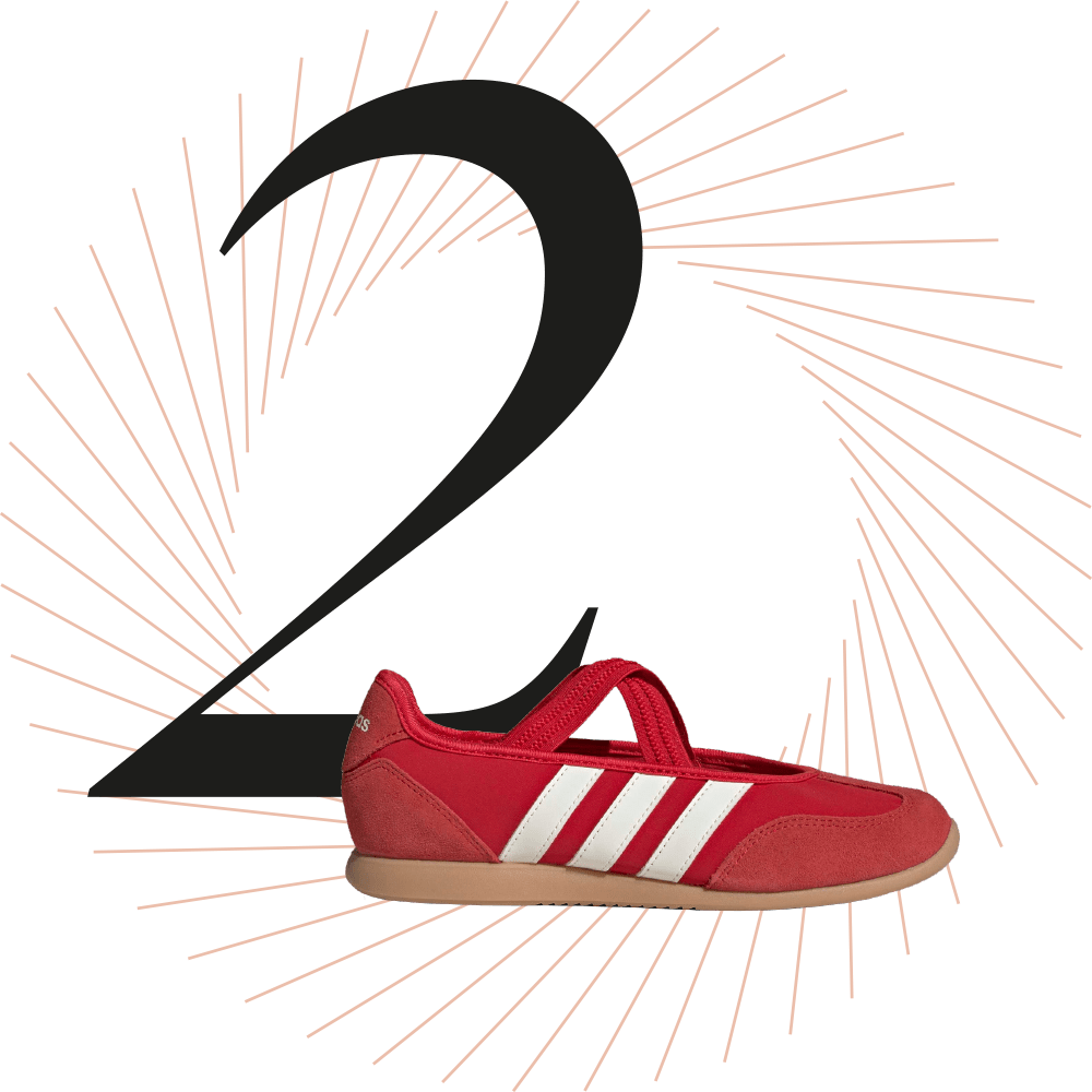 Roter Sneaker der Marke adidas, schwarze Ziffer 2 im Hintergrund