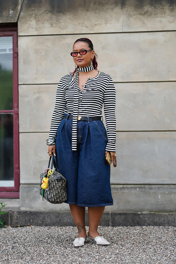 Frau mit Zebra-Top und dunkelblauer Denim-Culotte