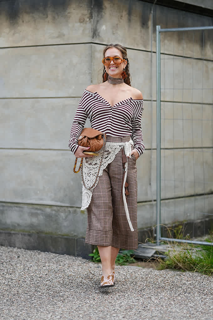 Frau im Basic-Look, Streifen-Top in V-Form, mit grauer Culotte-Hose