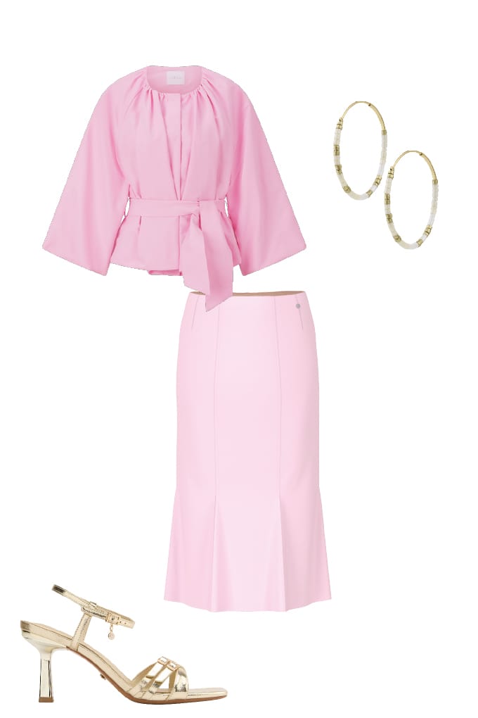 Roséfarbenes Hochzeits-Outfit mit Goldakzenten und Pumps