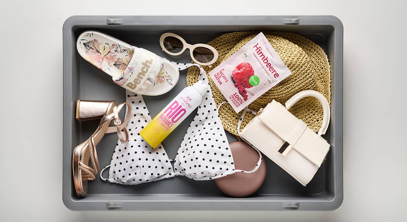 Sammlung von Gegenständen in einer Kiste am Flughafen