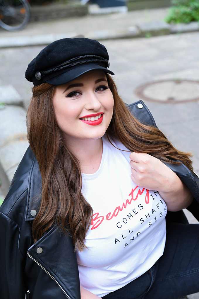 Influencerin Julia Marie @schoenwild  in schwarzer Jeansjacke und Baskenmütze