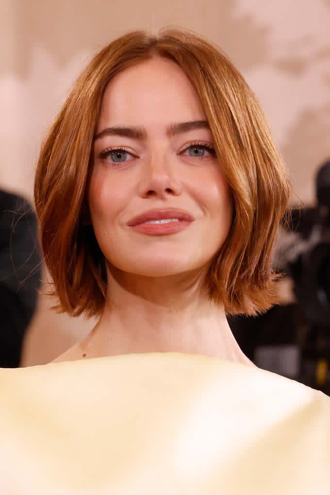 Schauspielerin Emma Stone in hellem Kleid mit Bob-Frisur bei den Golden Globes 2026