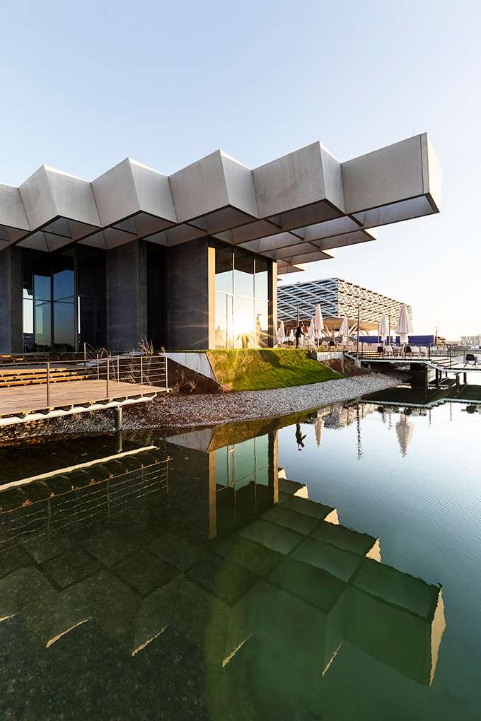 Wasser-Ansicht der adidas-Firmenzentrale in Herzogenaurach