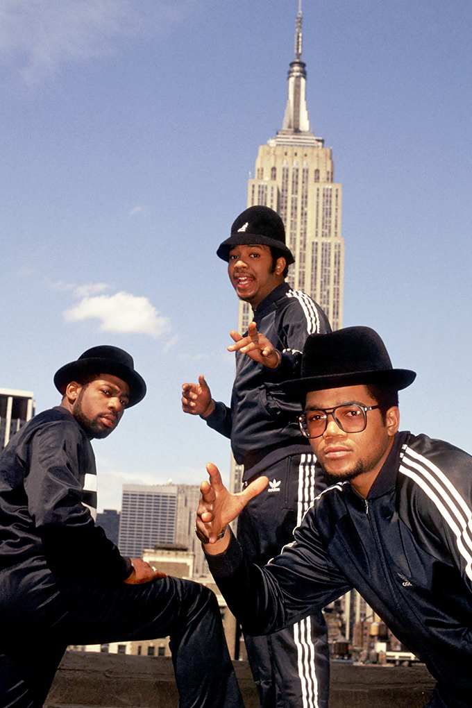 Gruppenmitglieder der Band Run-D.M.C. in Adidas-Kleidung