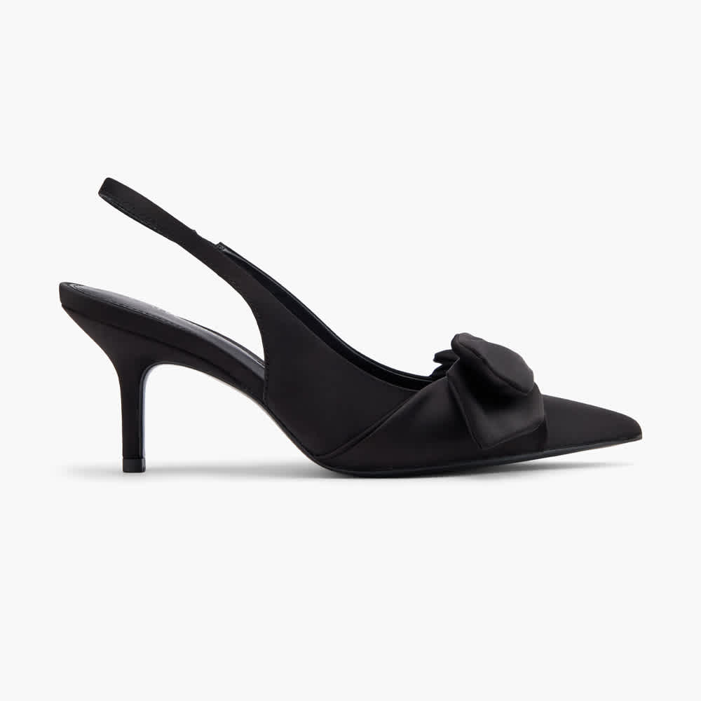 Schwarzer Slingback-Pump mit schwarzer Rose am Vorfuß