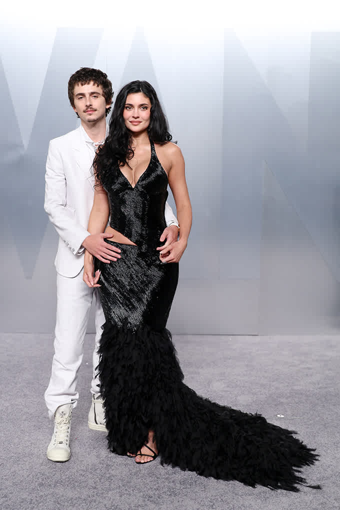 Timothée Chalamet und Kylie Jenner in weißem Anzug und schwarzem Ballkleid