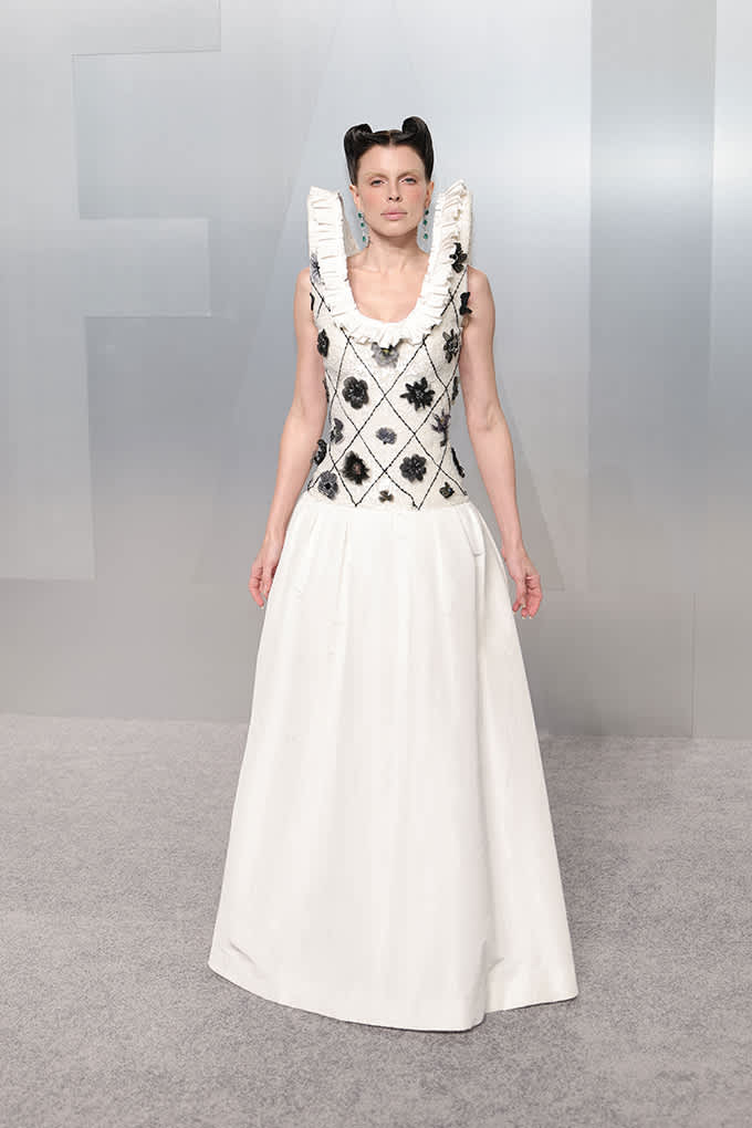 Schauspielerin Julia Fox in auffälligem weißen Kleid mit Rüschenkragen