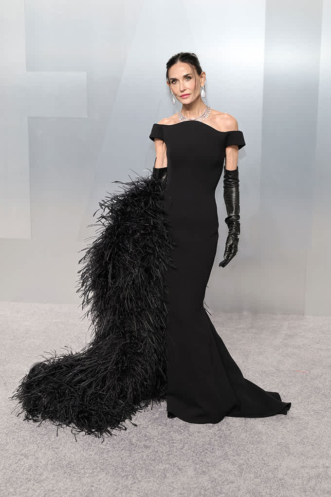 Schauspielerin Demi Moore in schwarzer Robe mit Feder-Schleppe