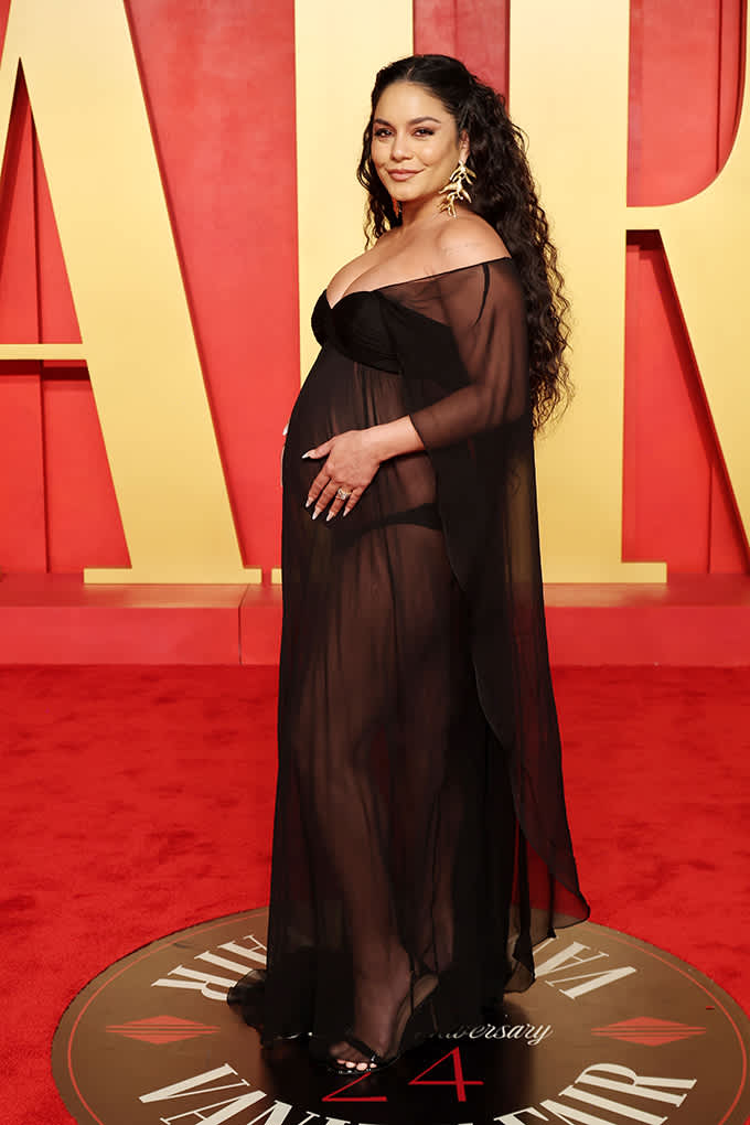 Vanessa Hudgens präsentiert sich in Outfit mit Babybauch