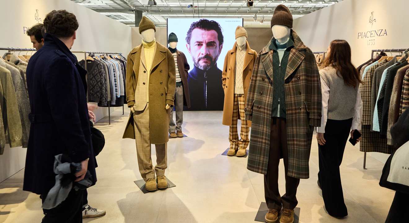 Ausstellungsfläche mit mehreren Schaufensterpuppen auf der Pitti Uomo 2026
