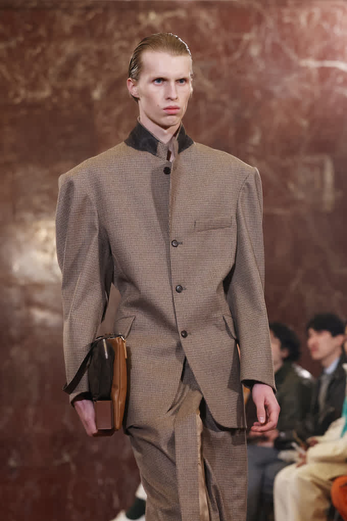 Mann trägt strukturierten Anzug in hellbrauner Farbe