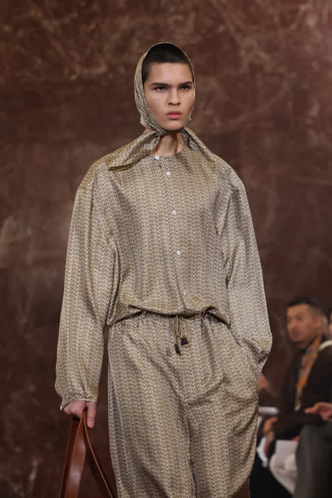 Frau auf Catwalk trägt Outfit mit Allover-Schal-Print