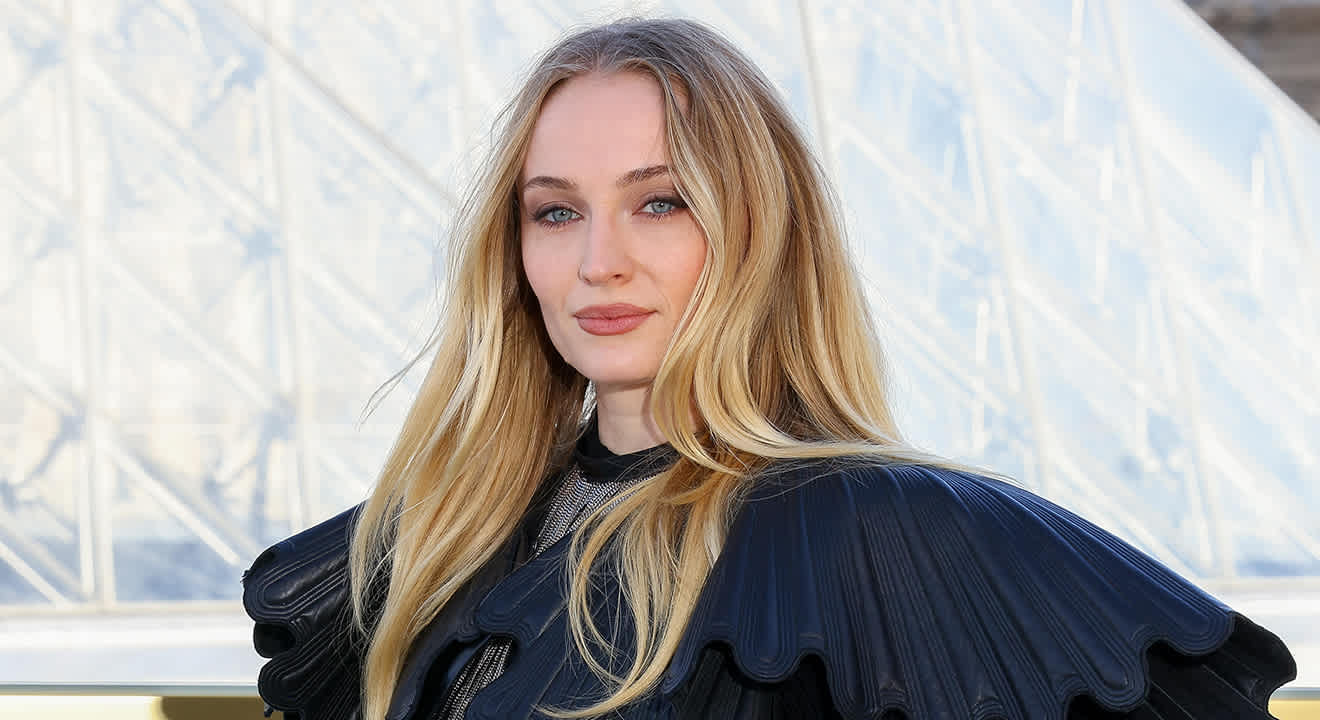 Sophie Turner in schwarz-wallendem Kleid