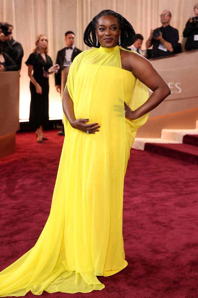 Schauspielerin Wunmi Mosaku in prall-gelbem Kleid auf rotem Teppich