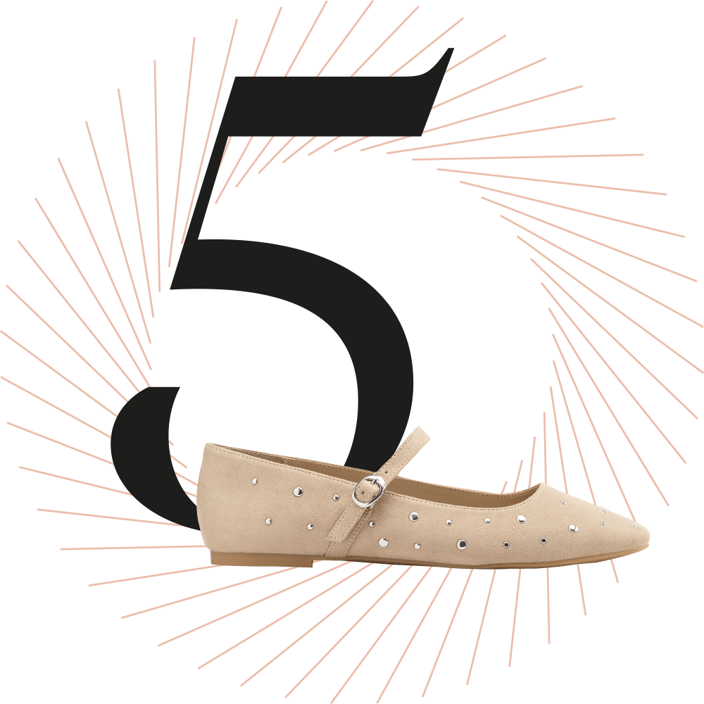 Hell-beiger Ballerina-Schuh, schwarze Ziffer 5 im Hintergrund