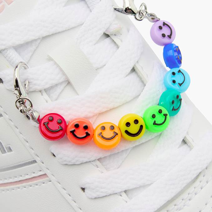 Bunte Smiley verzierung an einem Sneaker