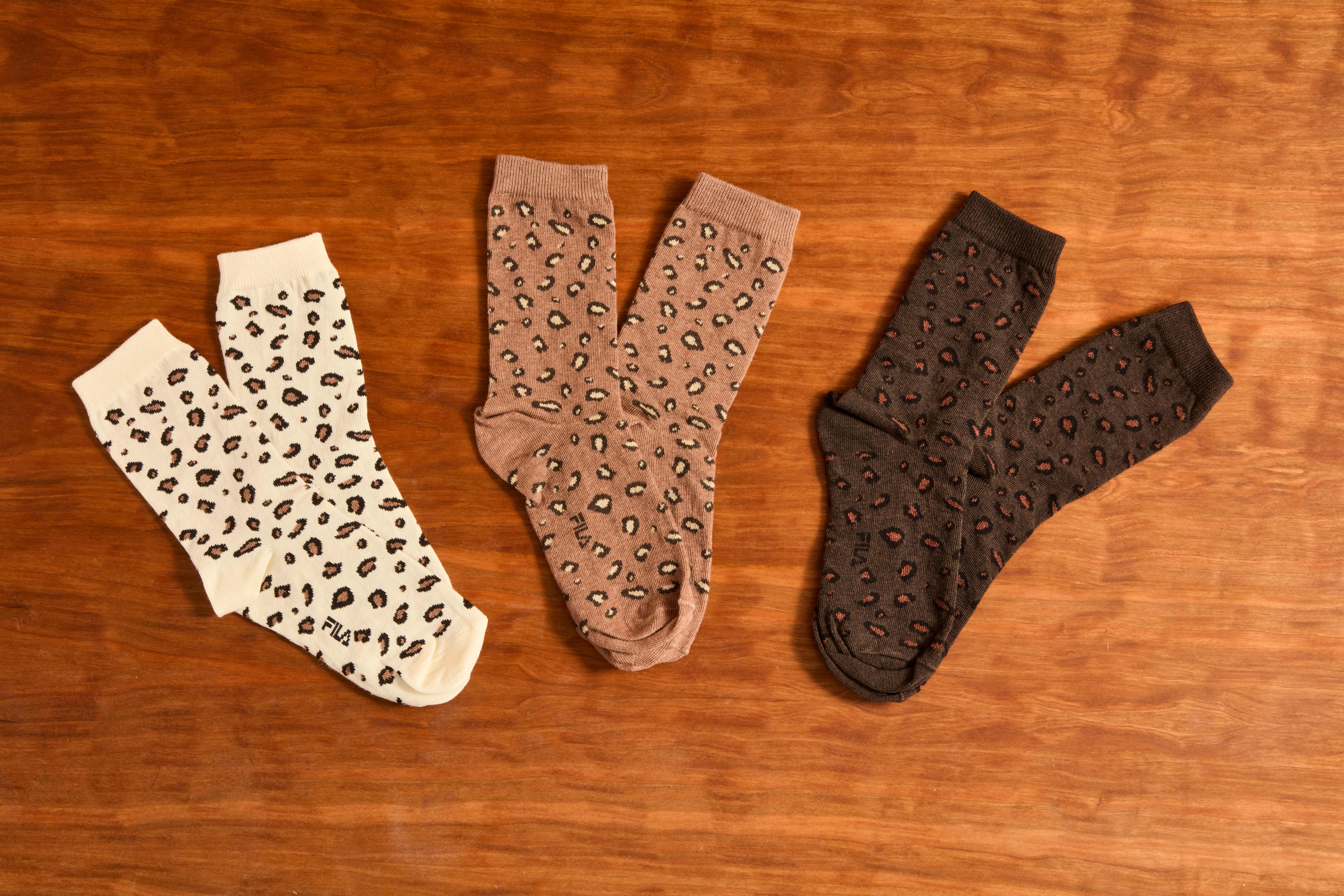 Drei saubere Socken-Paare liegen auf Holzboden 