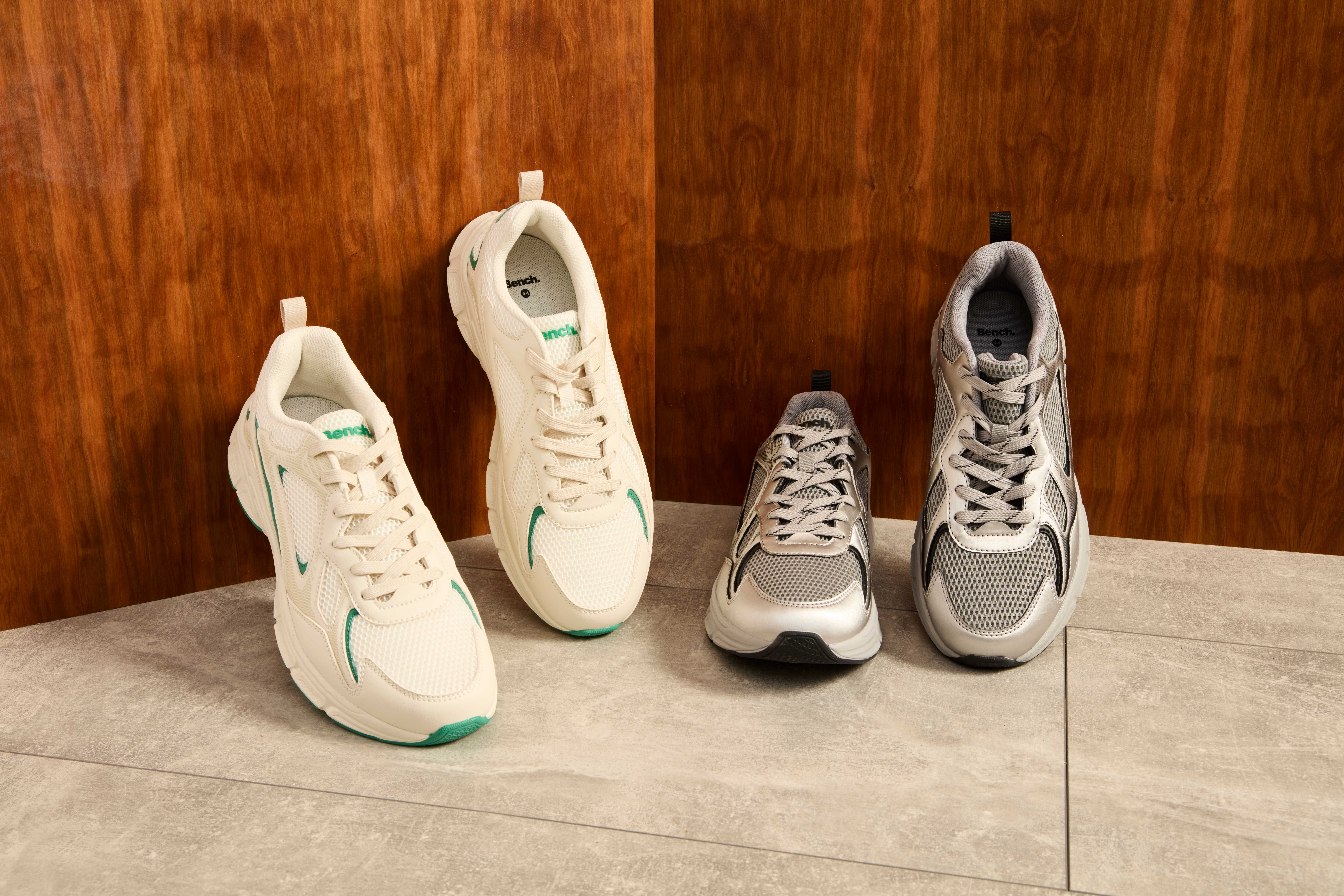 Zwei Paare frisch gewaschene Stoffschuhe stehen nebeneinander