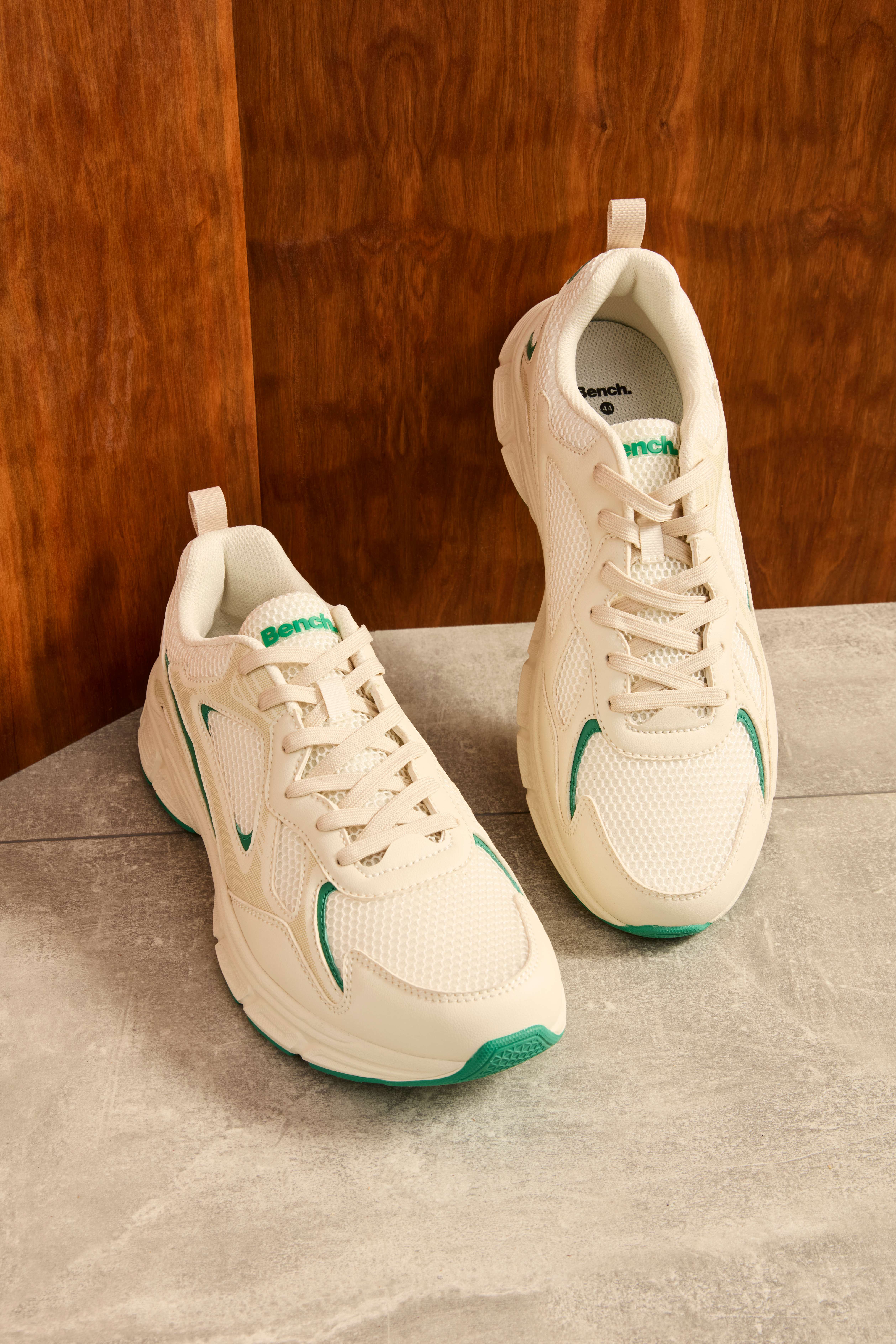 Frisch gewaschene weiße Stoff-Sneaker der Marke Bench mit grünen Akzenten 