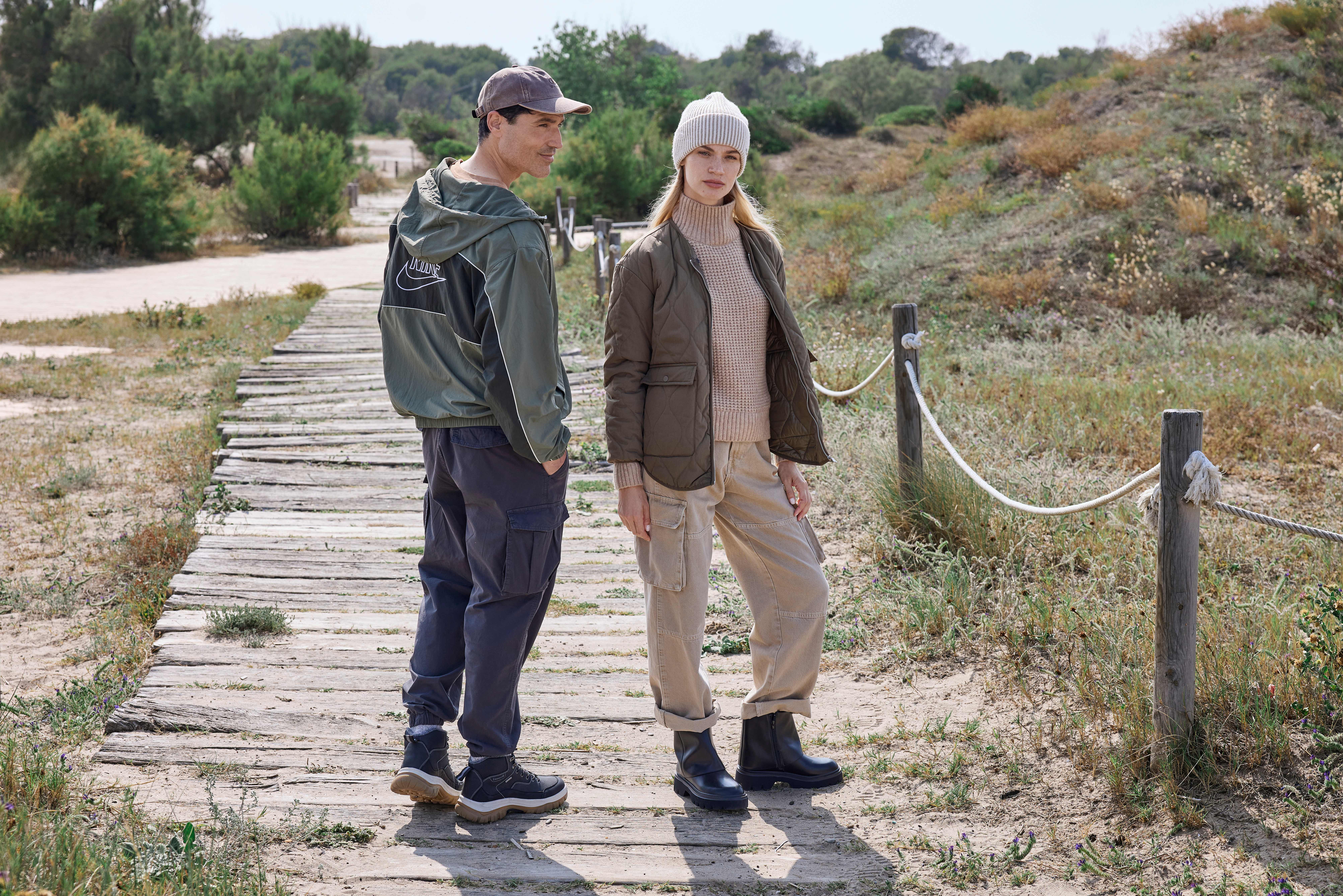 Zwei Personen stehen im funktionalen Hiking-Outfit auf Wanderweg