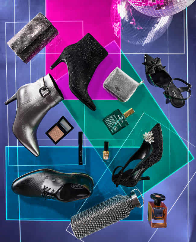 Top-Down-Ansicht von Kleidungsstücken & Accessoires im Glamour-Stil