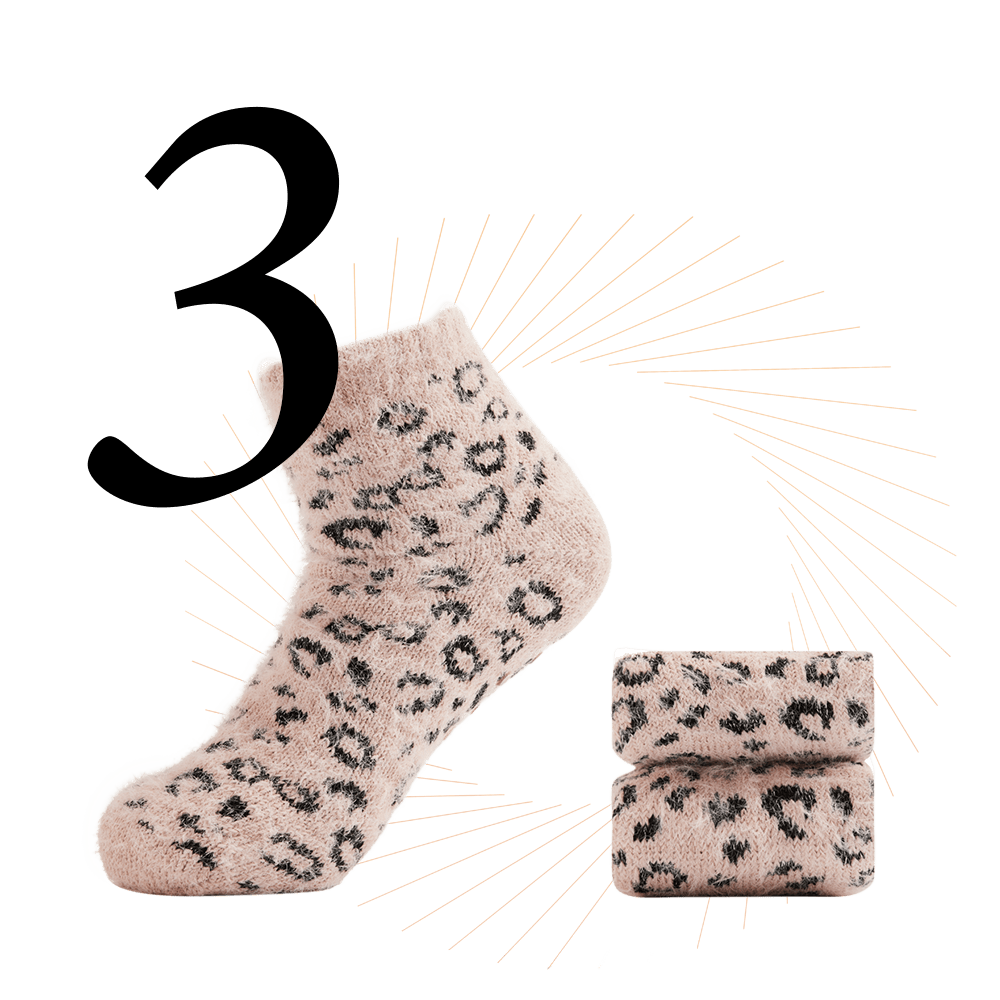 Flauschige, beige ABS-Socken mit Leopardenmuster, schwarze Ziffer 3 im Bild
