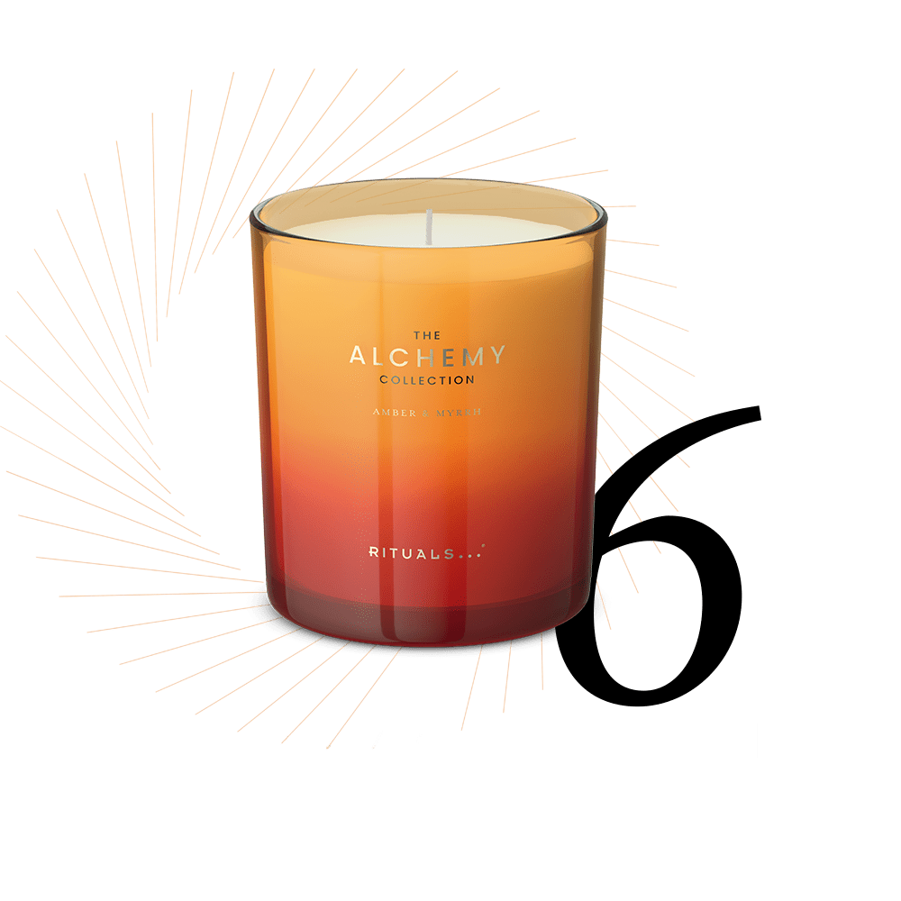 Duftkerze der "The Alchemy"-Kollektion der Marke RITUALS, in orange-rotem Glas, schwarze Ziffer 6 im Bild