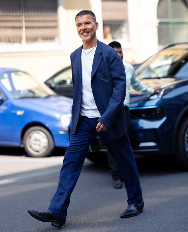 Mann trägt Cowboy Boots in Kombination mit Chino und Sakko als Büro-Outfit