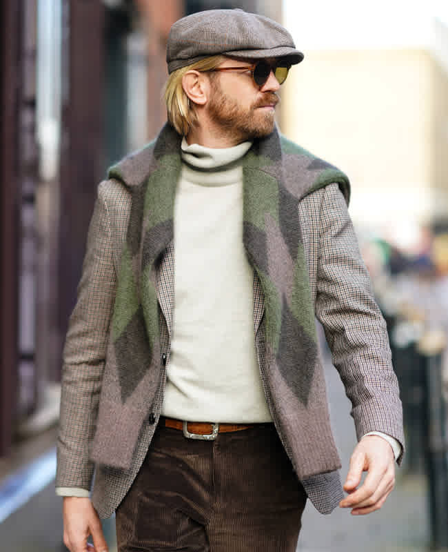 Mann in Tweed-Sakko mit Rollkragenpullover und Cordhose, Outfit im Grandpa-Style