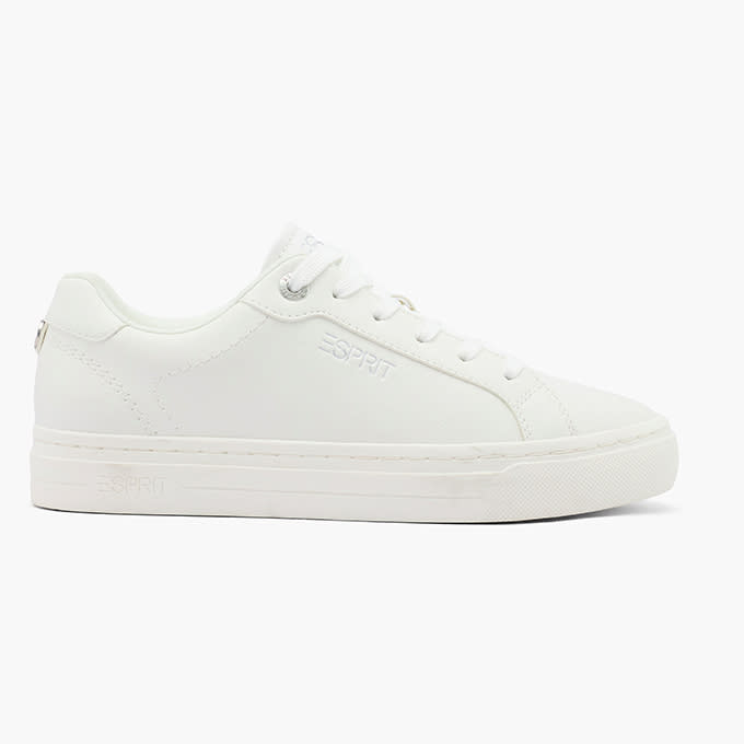 Weißer Sneaker auf weißem Hintergrund ohne Dekoration
