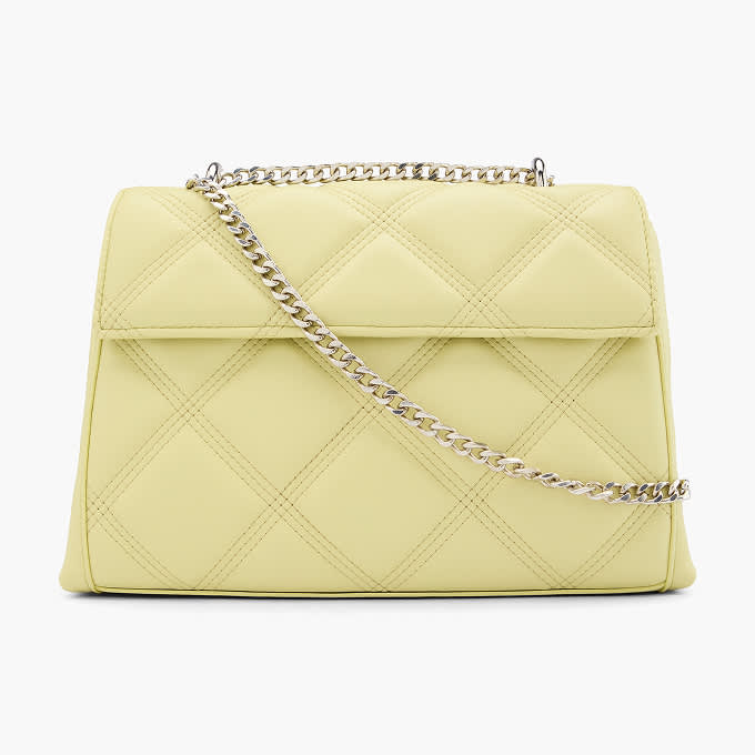 Pastellgelbe Tasche vor weißem Hintergrund