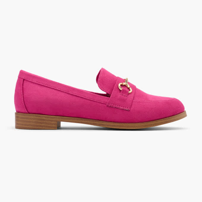 Rosafarbender Penny Loafer vor weißem Hintergrund 