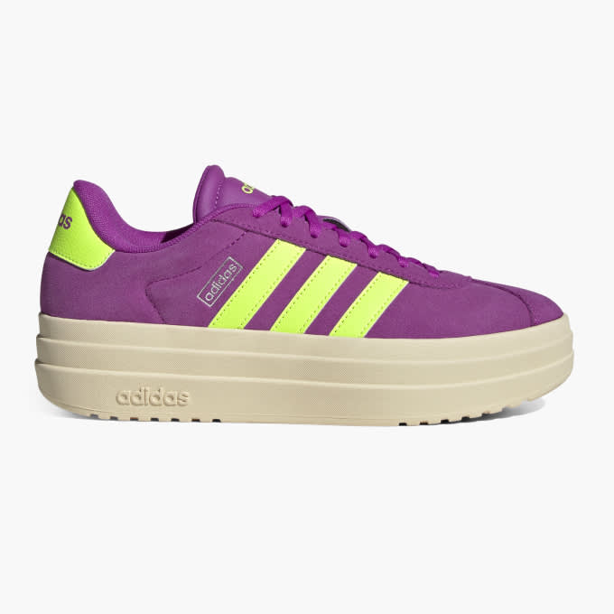 Lila Adidas Sneaker mit neongelben Streifen und dicker beiger Plateausohle, weißer Hintergrund