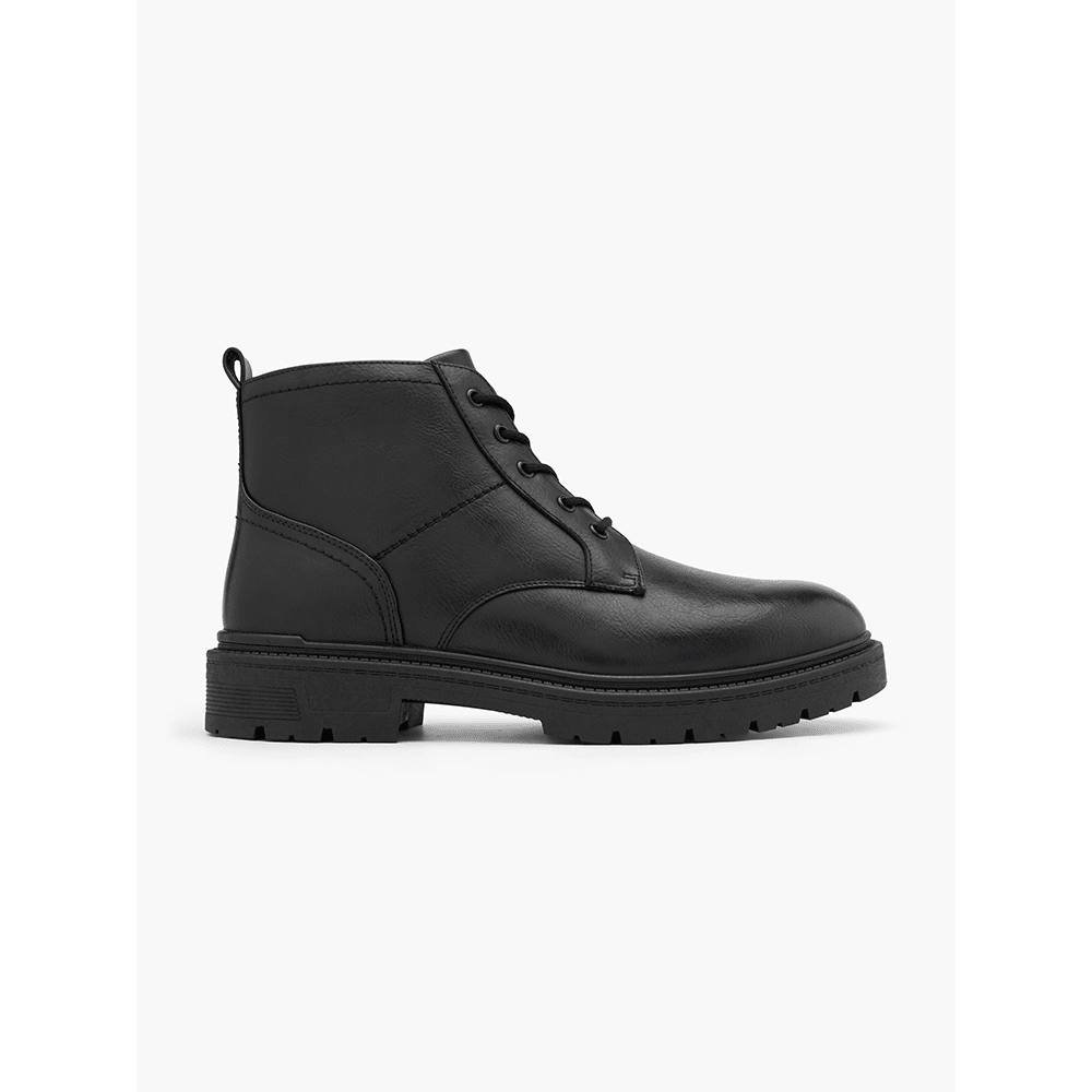 Ein schwarzer Stiefel mit Schnürsenkel
