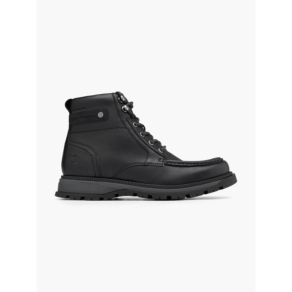 Ein schwarzer Stiefel mit Schnürsenkeln