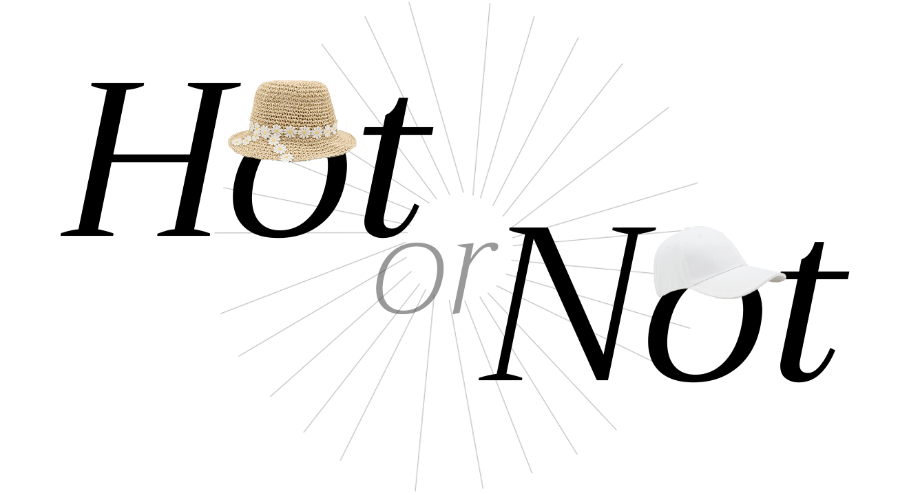 Schriftzug "Hot or Not" mit Bucket Hat und weißer Mütze als Freisteller, vor weißem Hintergrund