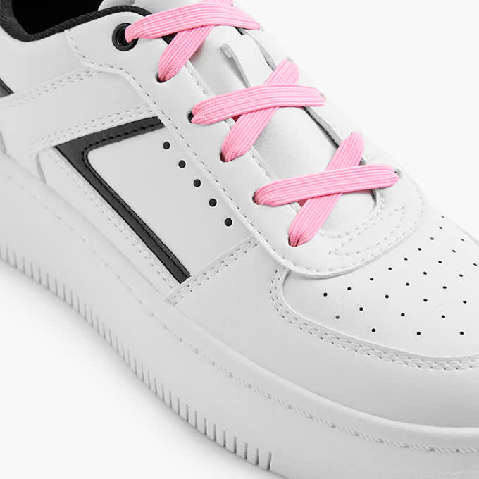Nahaufnahme eines Sneakers mit pinken Schnürsenkeln