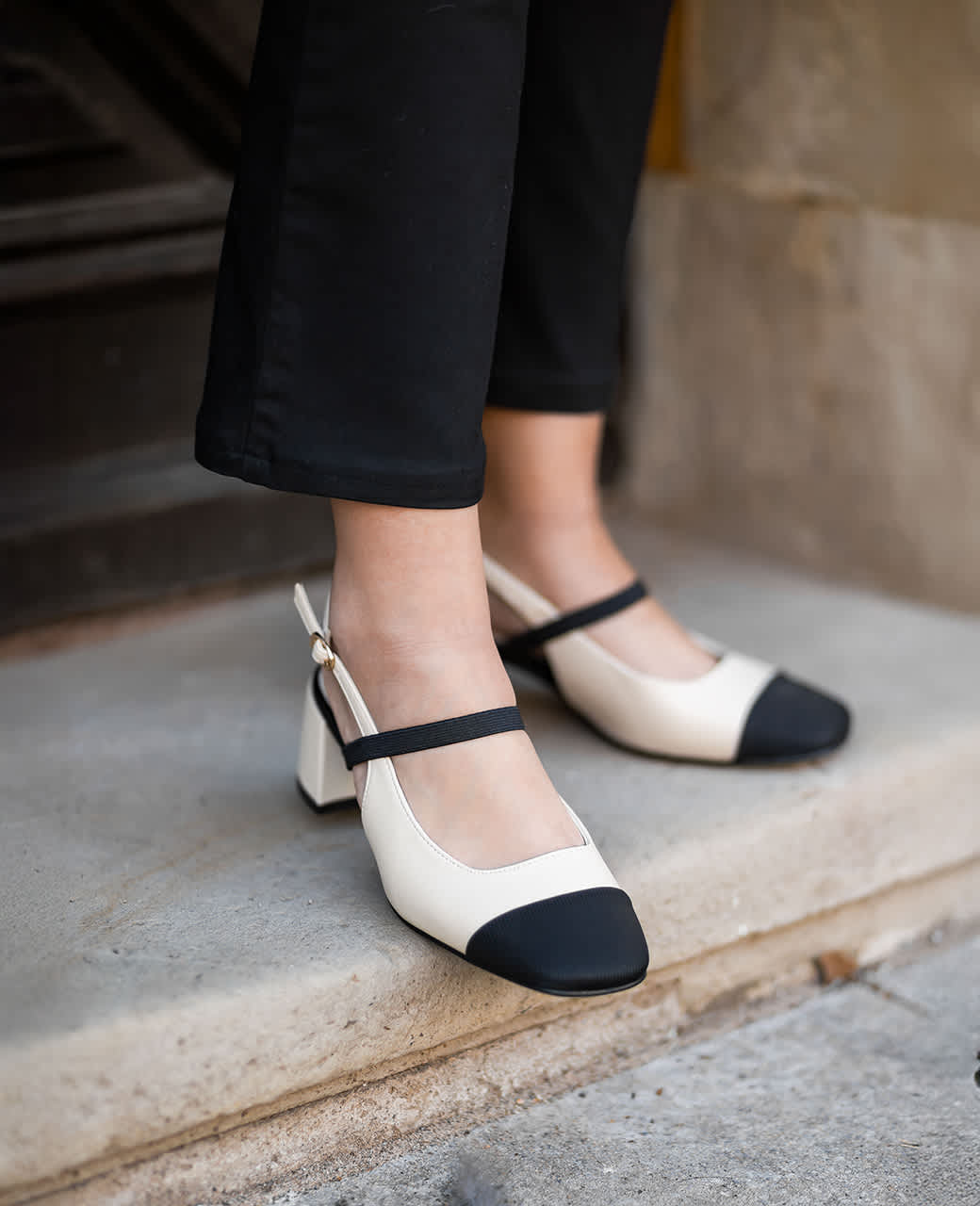 Close-Up einer Frau mit eleganten Slingpumps in SChwarz-Weiß