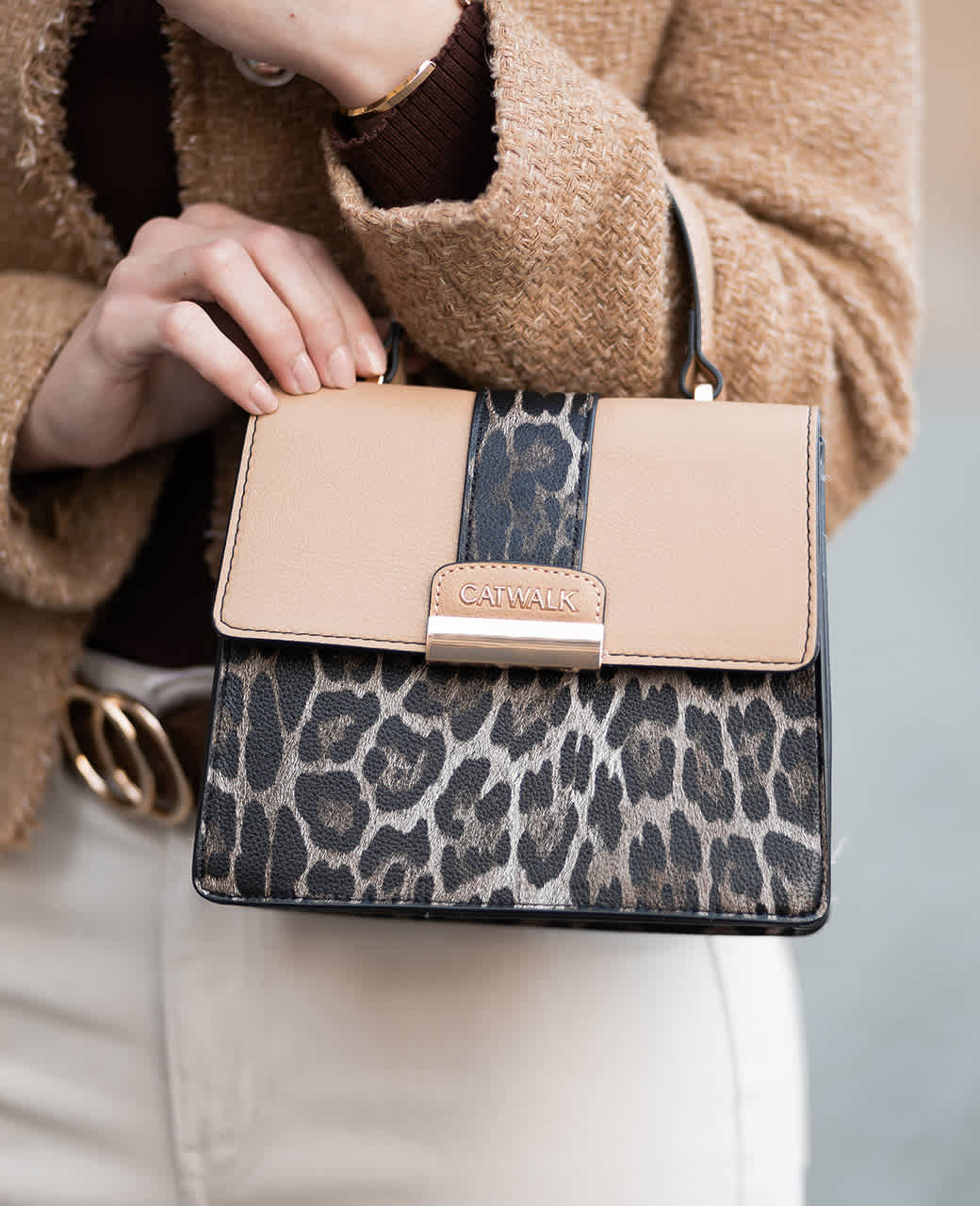 Close-Up einer Frau, die eine Leo-Handtasche von Deichmann am Arm trägt