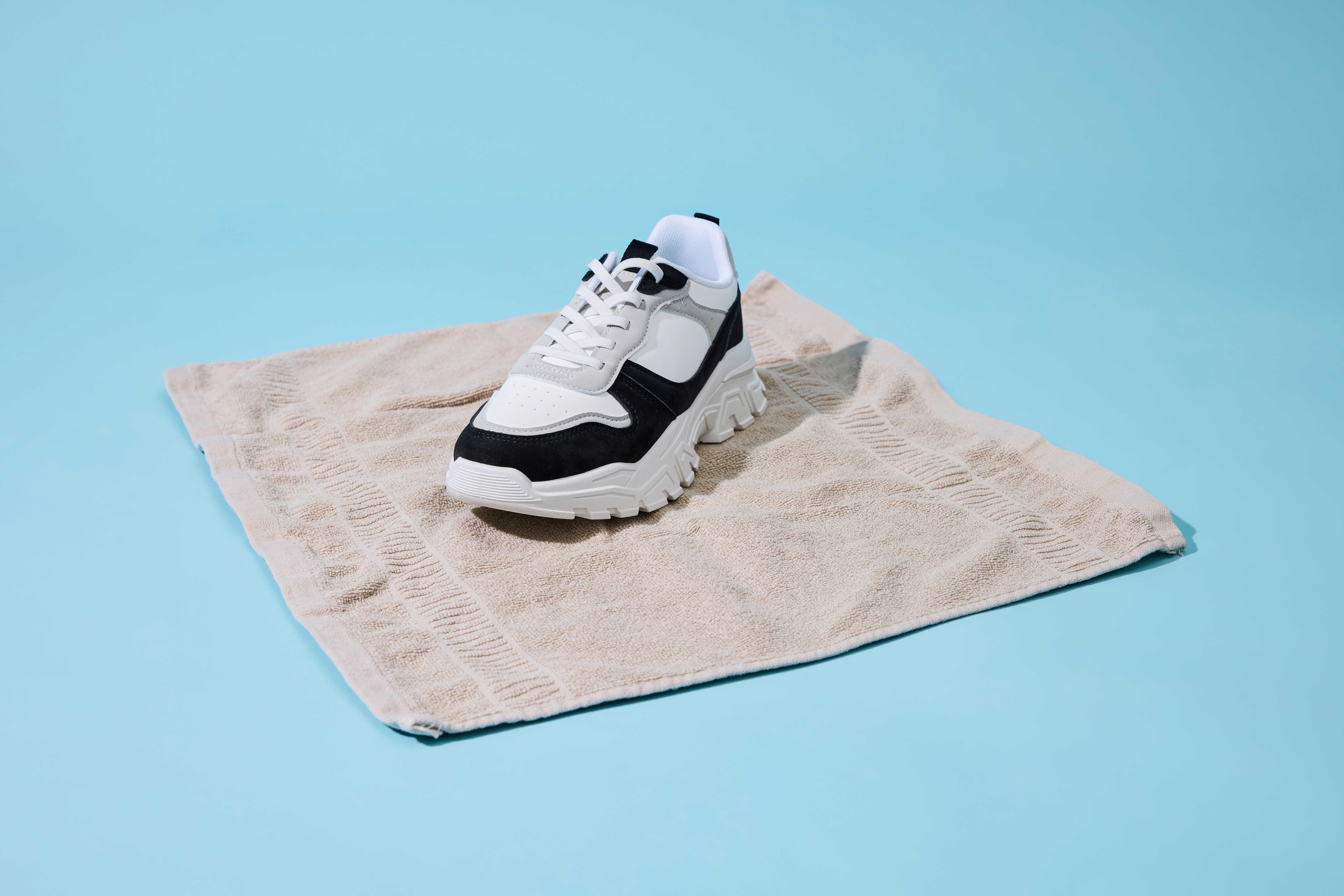 Schuh trocknet auf einem grauen Handtuch
