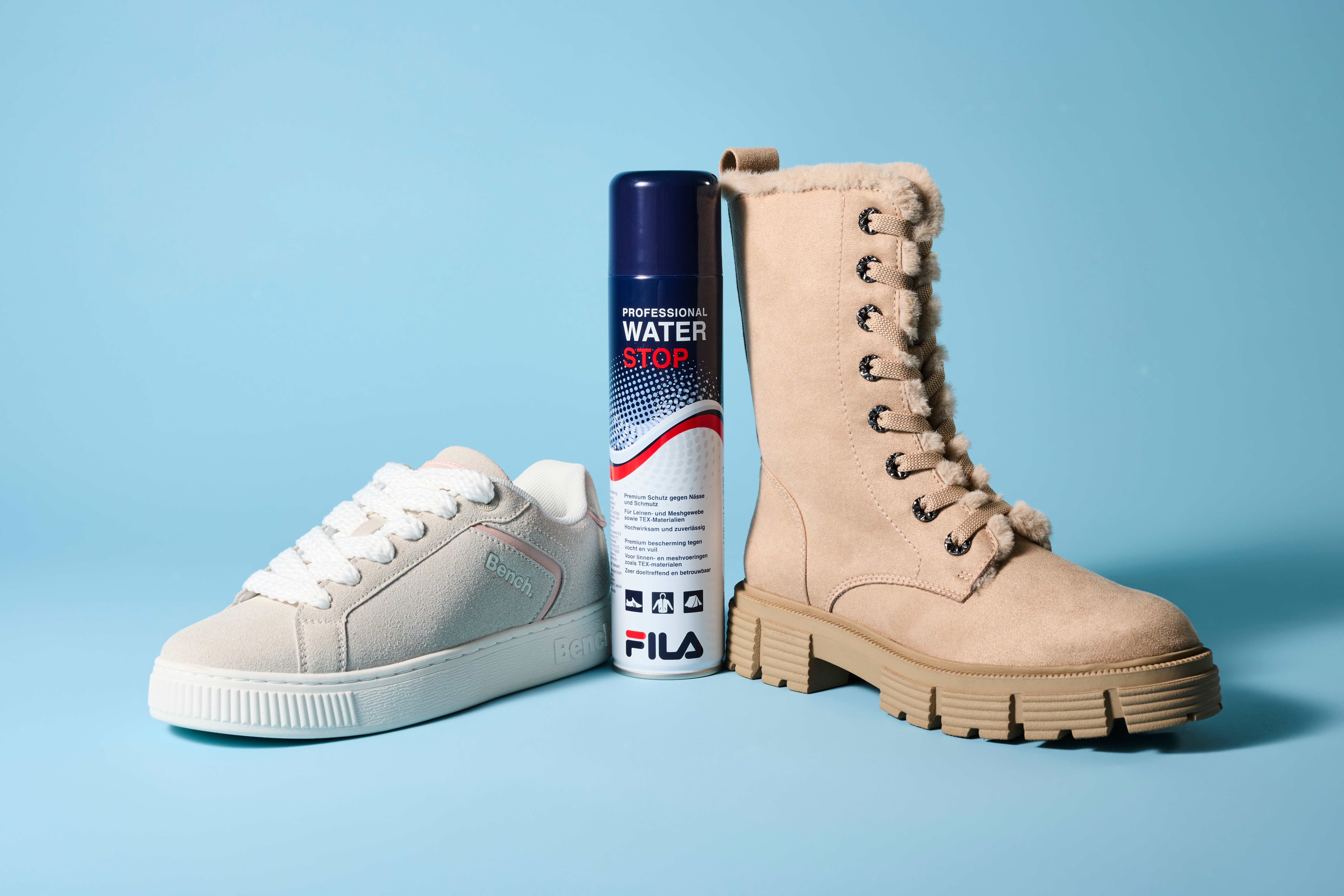 Dose Imprägnierspray steht zwischen weißem Sneaker und braunem Boot