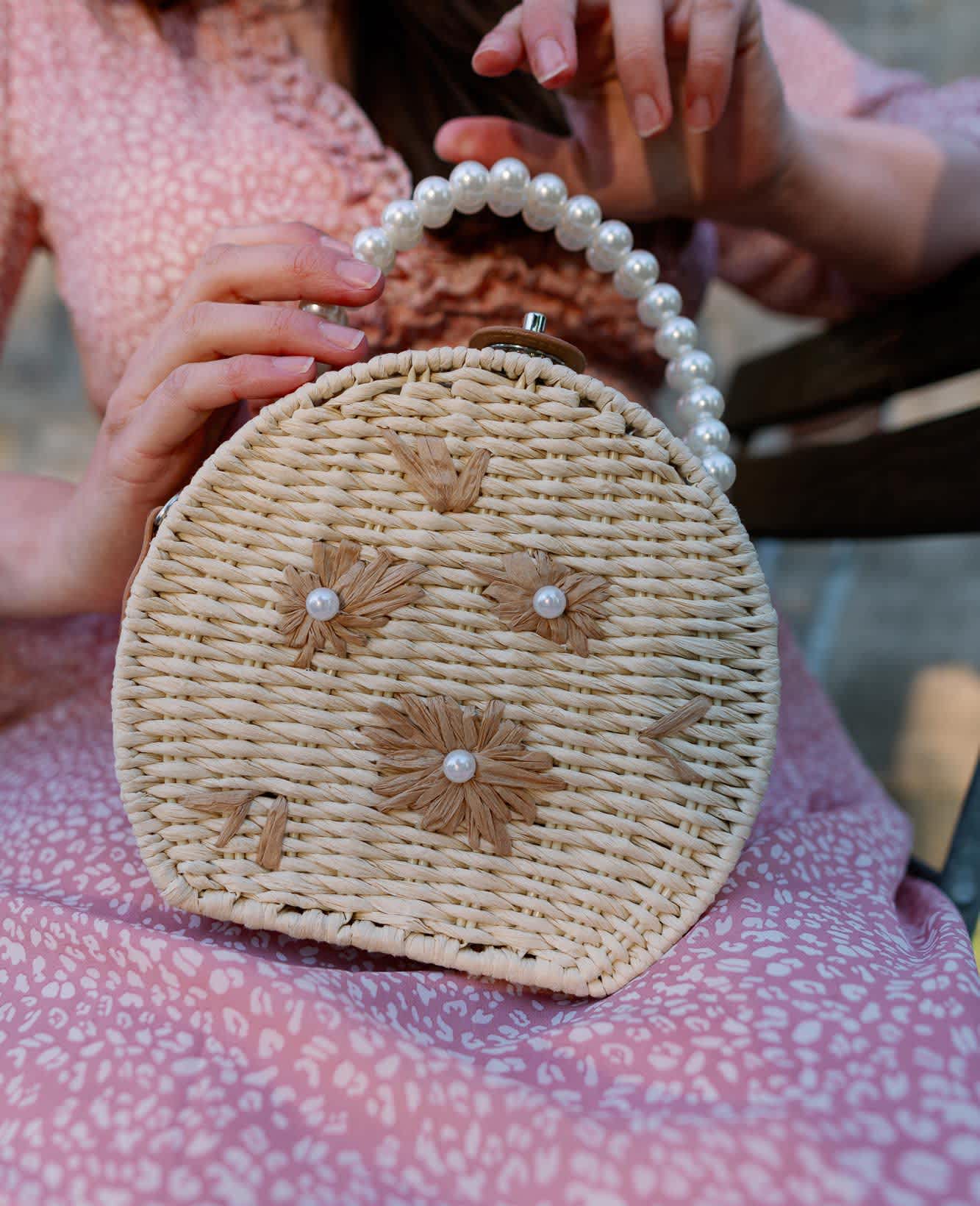 Bast-Tasche mit Blumen-Mustern als Accessoire für Hochzeitsgäste