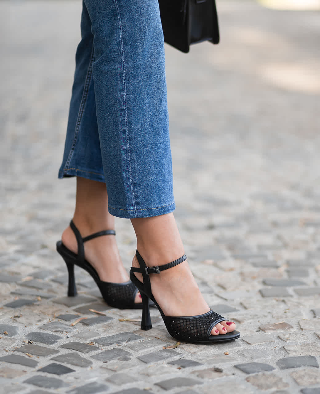 Nahaufnahme von transparenten Schuhen 