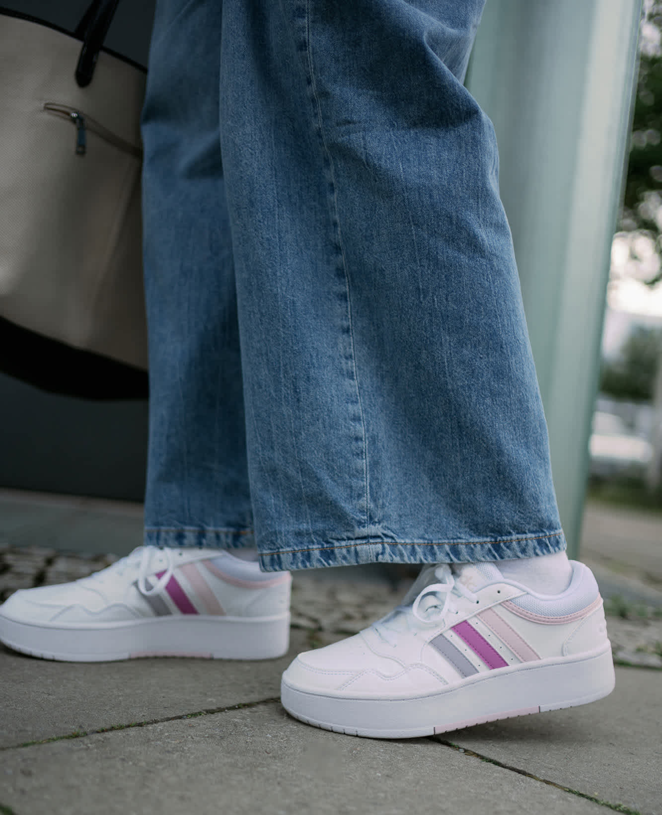 Frau mit weißen Sneakern zum Business Look