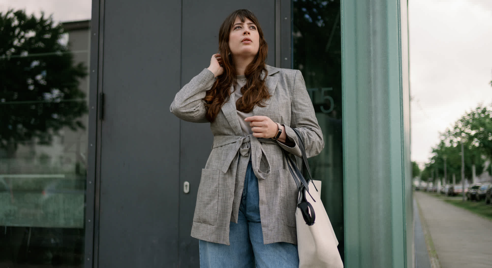 Frau in elegantem Blazer in Grau für den Business Chic